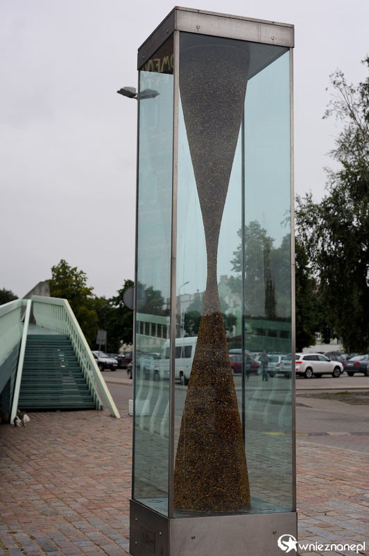 Lipawa. Bursztynowy zegar na promenadzie. - foto: wnieznane.pl