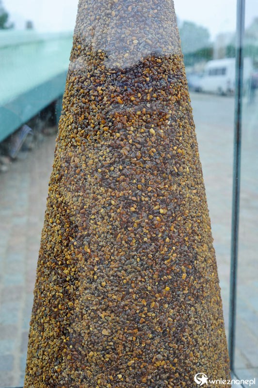 Lipawa. Bursztynowy zegar na promenadzie. - foto: wnieznane.pl