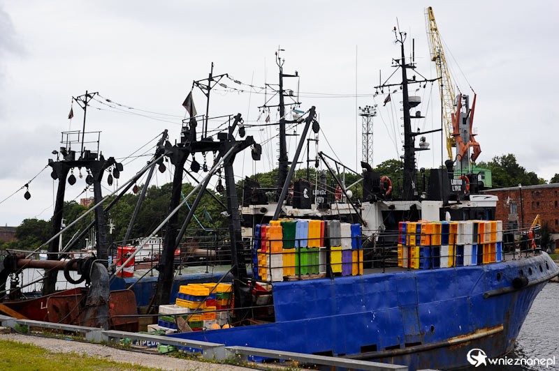 Lipawa. Kuter cumujący w porcie. - foto: wnieznane.pl