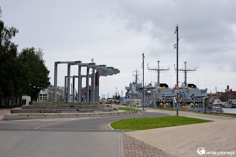 Lipawa. Promenada i statki cumujące w porcie. - foto: wnieznane.pl