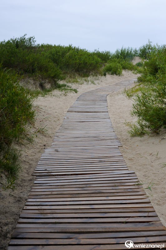 Lipawa. Kładka prowadząca na plażę. - foto: wnieznane.pl