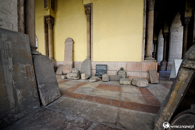 Budapeszt. Na tereni Synagogi. - foto: wnieznane.pl