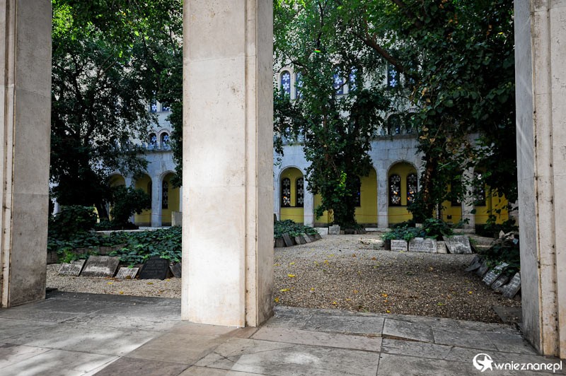 Budapeszt. Na terenie Synagogi. - foto: wnieznane.pl