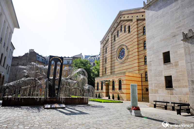 Budapeszt. Na terenie Synagogi. - foto: wnieznane.pl