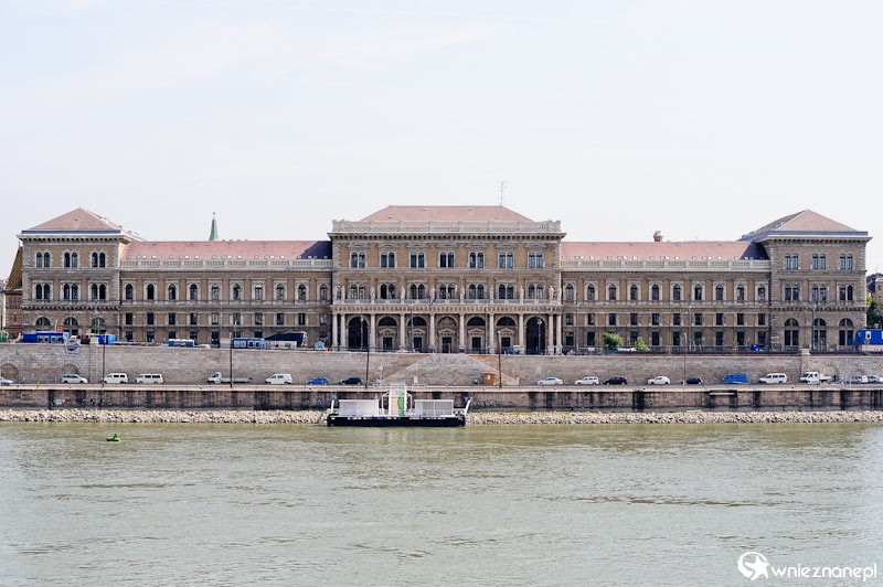 Budapeszt. Budynki wzdłuż brzegów Dunaju. - foto: wnieznane.pl