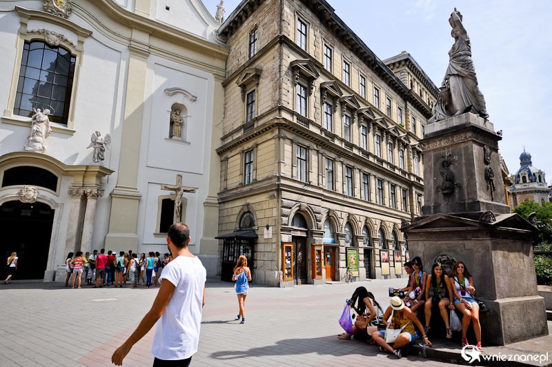 Budapeszt. Pomnik przy Pesti Ferences templom.  - foto: wnieznane.pl