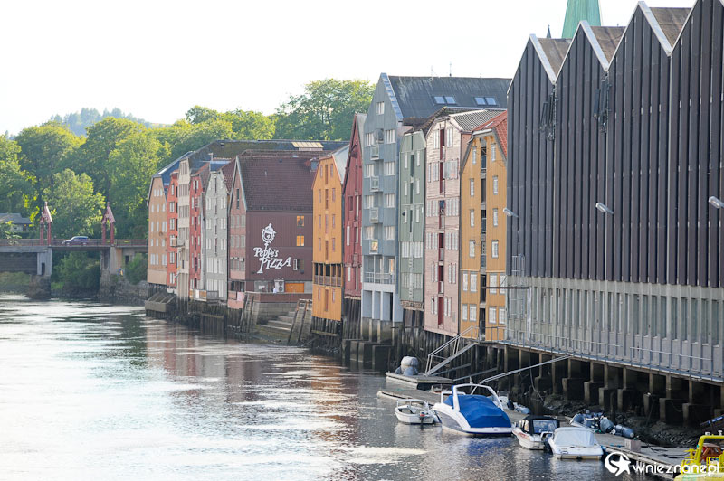 Trondheim. Bakklandet - zabytkowa starówka.  - foto: wnieznane.pl
