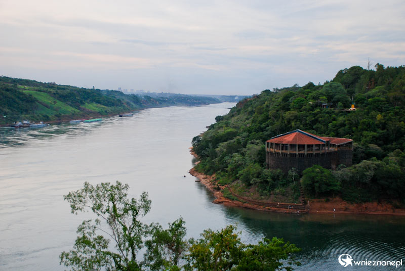 Argentyna. Puerto Iguazu. Na zachód - Paragwaj. Na północ - Brazylia. A zdjęcie zrobione w Argentynie... - foto: wnieznane.pl