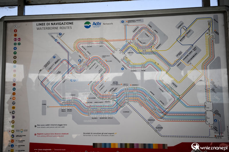 Wenecja. Schemat kursowania tramwajów wodnych zamieszczony na jednym z przystanków. - foto: wnieznane.pl