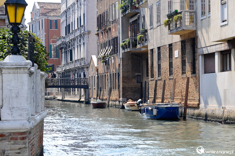 Wenecja. Jeden z kanałów odbiegających od Canal Grande. - foto: wnieznane.pl