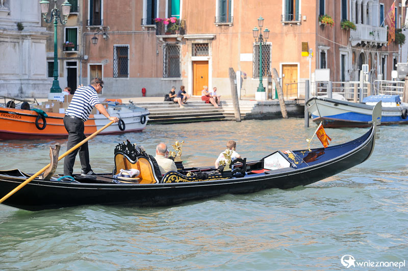 Wenecja. Jedna z wielu gondoli pływających po Canal Grande.  - foto: wnieznane.pl