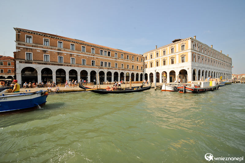 Wenecja. Wzdłuż Canal Grande. - foto: wnieznane.pl