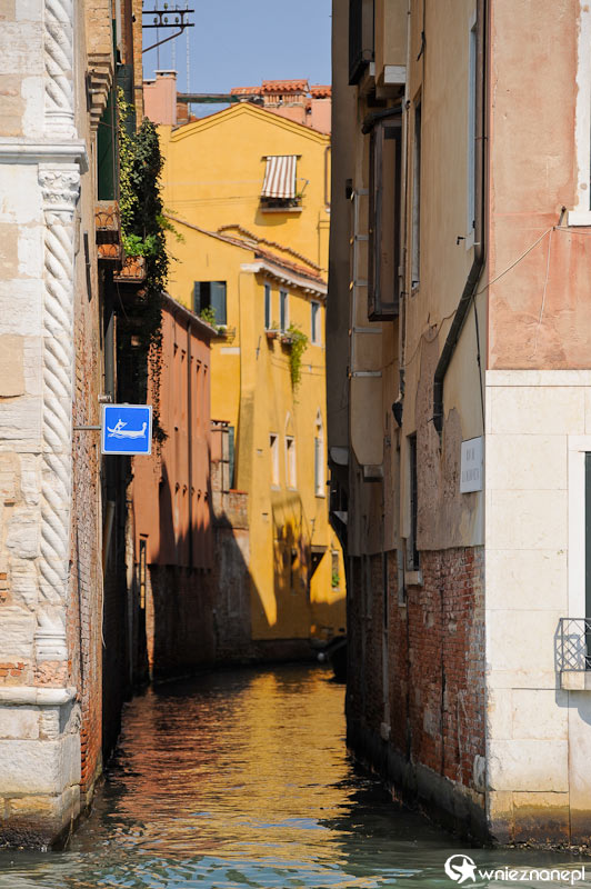 Wenecja. Jeden z dziesiątek wąskich kanałów... - foto: wnieznane.pl