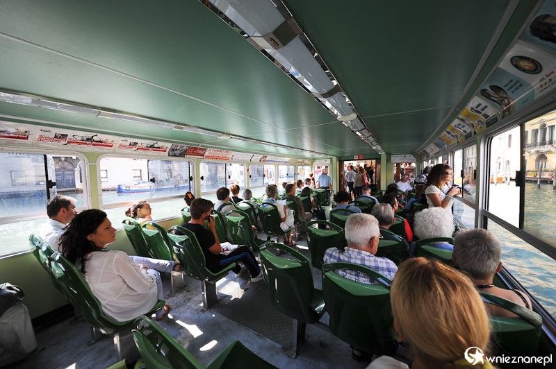 Wenecja. W tramwaju płynącym po Canal Grande. - foto: wnieznane.pl