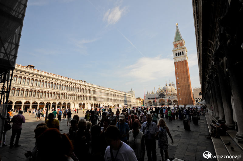 Wenecja. Ogromny główny plac miasta - Piazza San Marco. Po lewej Procuratie Vecchie, w głębi Campanile di San Marco i Basilica San Marco. - foto: wnieznane.pl