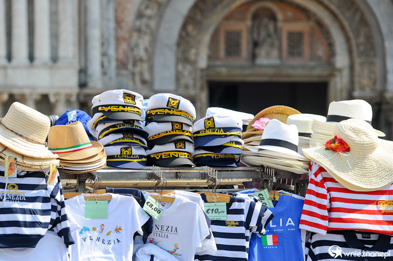 Wenecja. Stragan z pamiątkami na Piazza San Marco. - foto: wnieznane.pl