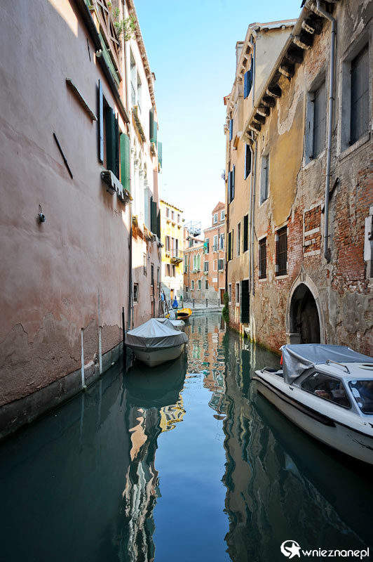 Wenecja. Labirynt wąskich kanałów w centrum miasta.  - foto: wnieznane.pl