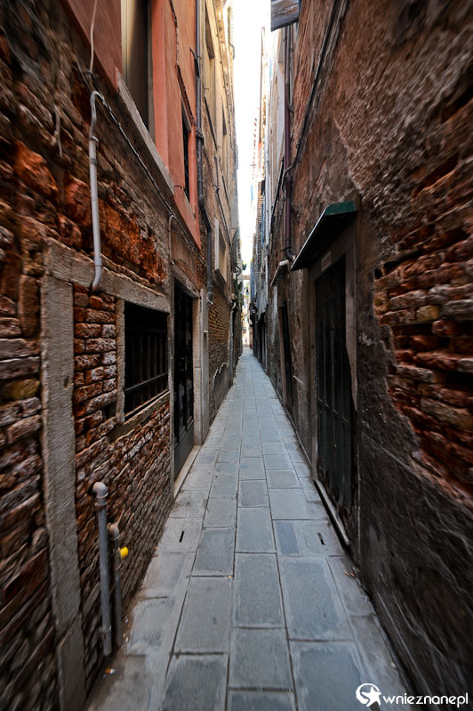Wenecja. Labirynt wąskich uliczek w centrum miasta. - foto: wnieznane.pl