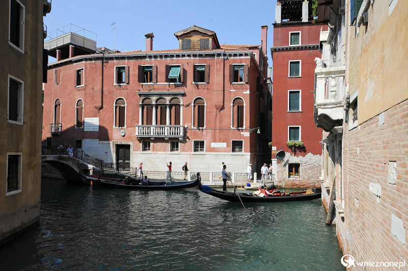 Typowa zabudowa Wenecji - budynki zbudowane wzdłuż kanałów. - foto: wnieznane.pl