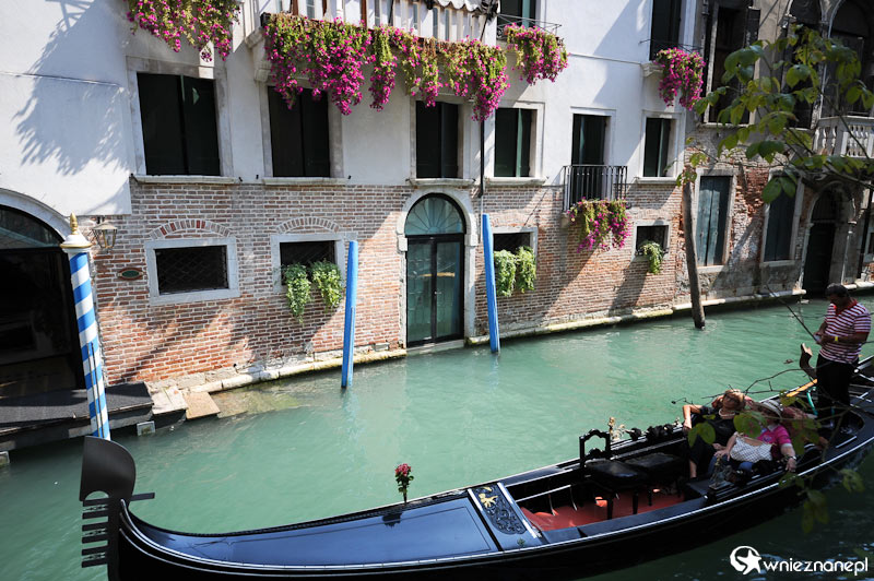 Wenecja. Gondola płynąca po jednym z weneckich kanałów. - foto: wnieznane.pl