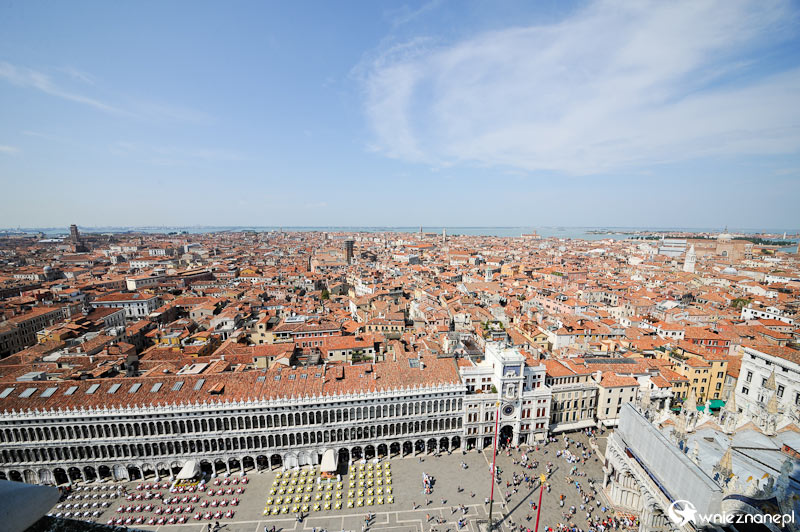 Wenecja. Fantastyczna panorama miasta widziana z Campanile di San Marco. Na pierwszym planie Piazza San Marco i Procuratie Vecchie.  - foto: wnieznane.pl