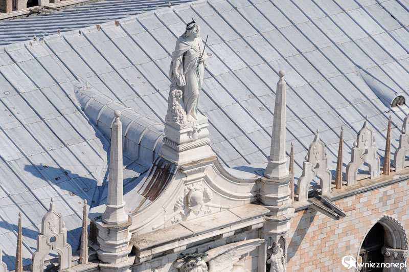 Wenecja. Zdobiony dach Palazzo Ducale. - foto: wnieznane.pl