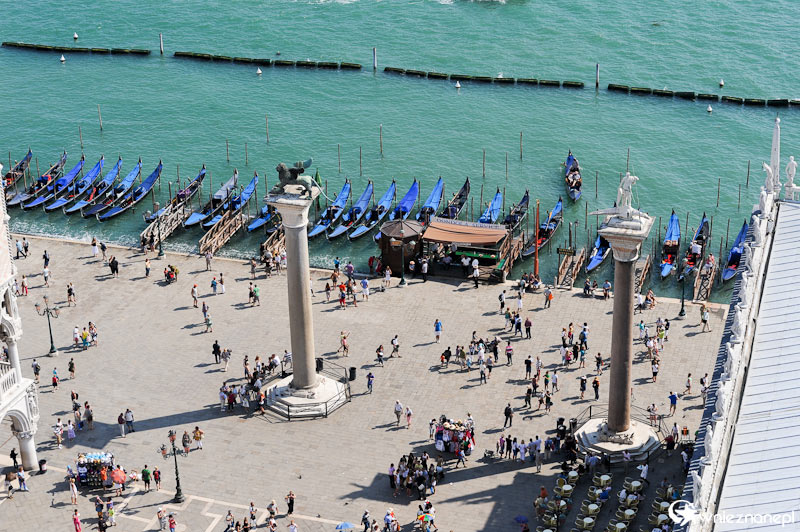 Wenecja. Piazzetta di San Marco z charakterystycznymi kolumnami i przystań gondoli widziane z Campanile di San Marco.  - foto: wnieznane.pl