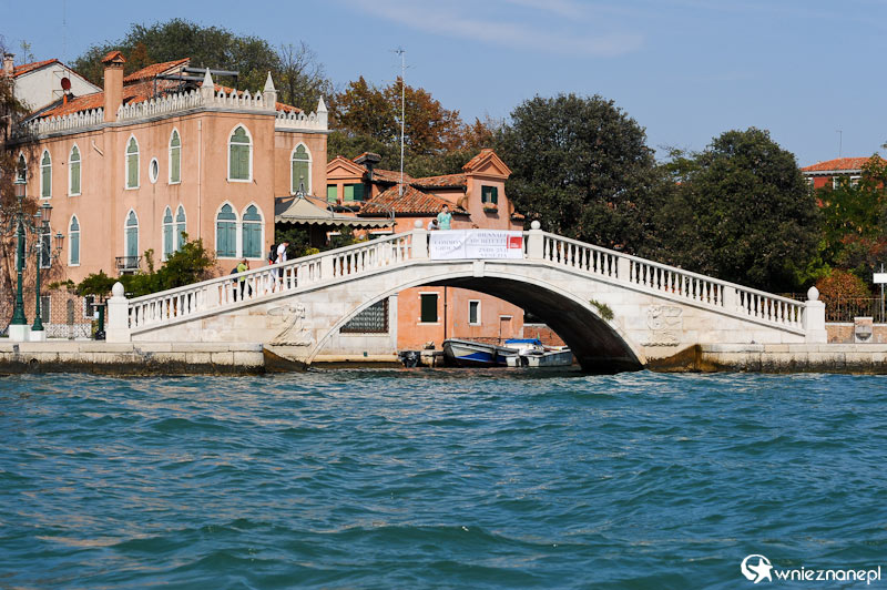 Wenecja. Jeden z setek mostków nad kanałem. - foto: wnieznane.pl