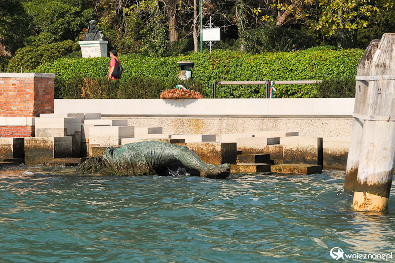Wenecja. Ciekawa rzeźba przy nabrzeżu. - foto: wnieznane.pl