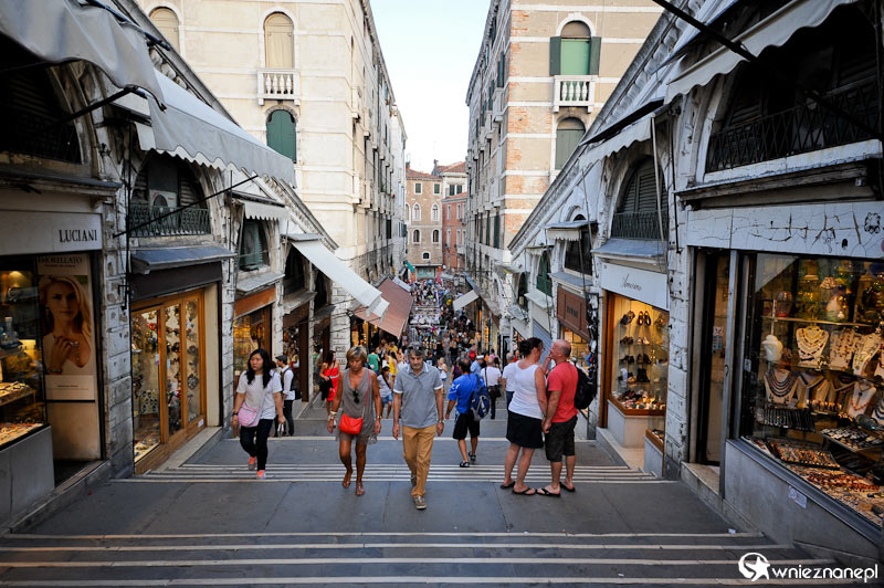 Wenecja. Sklepiki na Ponte Rialto. - foto: wnieznane.pl