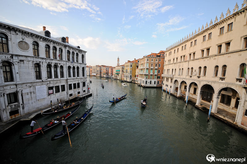 Wenecja. Canal Grande i pływające po nim gondole widziane z Ponte Rialto.   - foto: wnieznane.pl