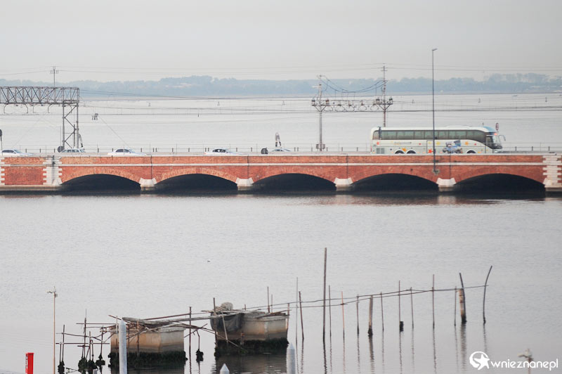 Długi most prowadzący z Wenecji na stały ląd. - foto: wnieznane.pl