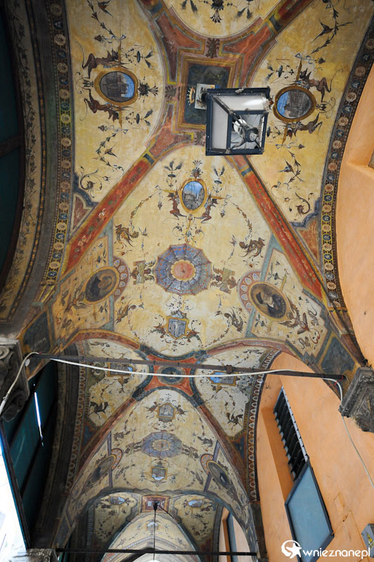 Bolonia. Pięknie zdobione sklepienie. - foto: wnieznane.pl