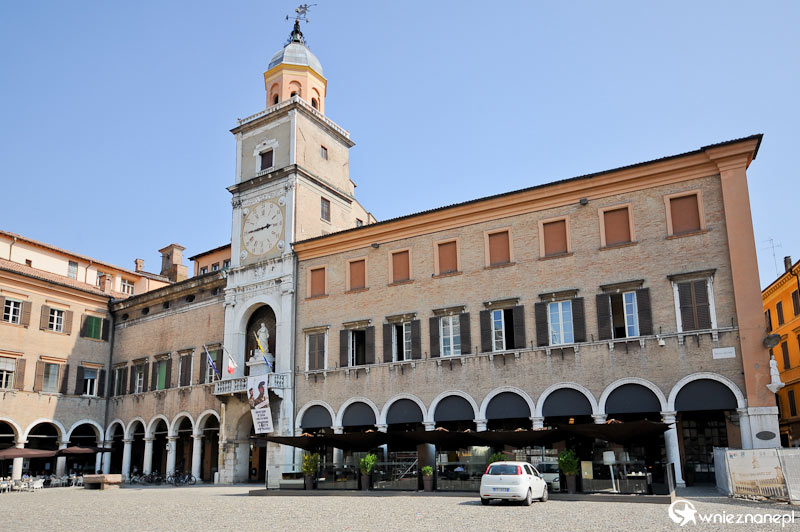 Modena. Piazza Grande i ratusz. - foto: wnieznane.pl