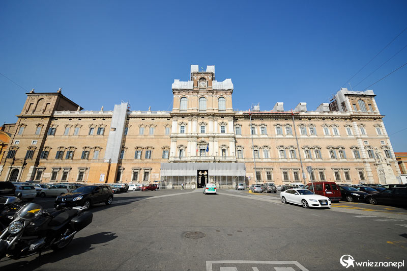 Modena. Palazzo Ducale przy Piazza Roma. - foto: wnieznane.pl