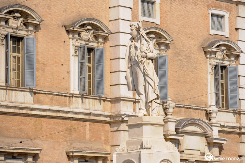 Modena. Jeden z pomników w centrum miasta. - foto: wnieznane.pl