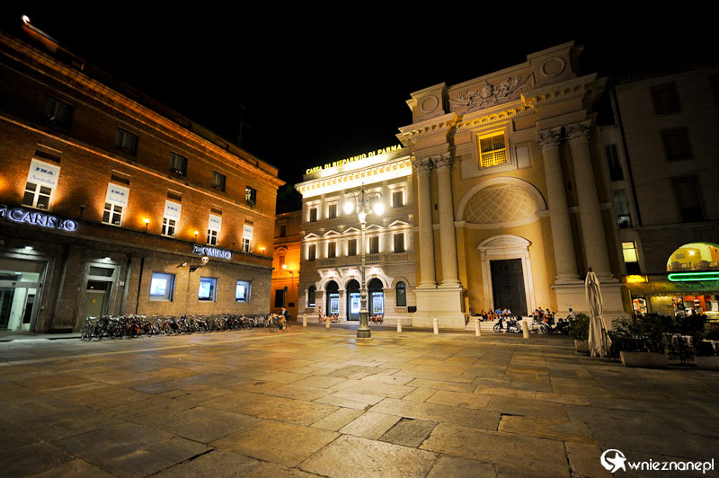 Parma. Piazza Garibaldi nocą. - foto: wnieznane.pl