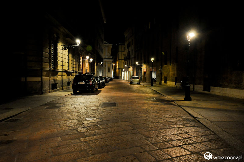 Parma. Ulica w centrum miasta nocą. - foto: wnieznane.pl