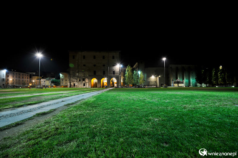 Parma. Piazza della Pilotta i Palazzo della Pilotta. - foto: wnieznane.pl