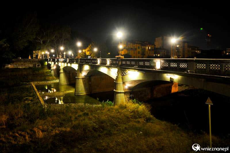 Parma. Widok na Ponte Verdi nocą i wyschniętą rzekę. - foto: wnieznane.pl
