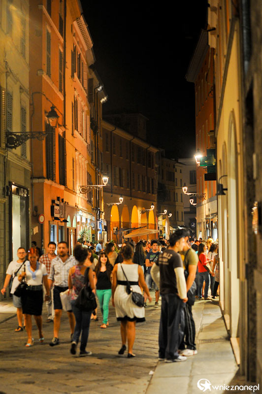Piątkowy wieczór w centrum Parmy. - foto: wnieznane.pl