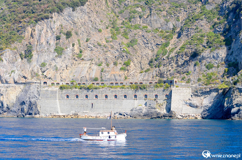 Cinque Terre. Statek płynący wzdłuż wybrzeża. - foto: wnieznane.pl