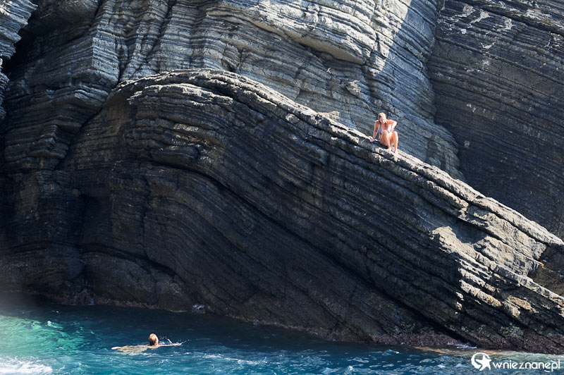 Cinque Terre. Ludzie kąpiący się w morzu i plażujący na skałach.  - foto: wnieznane.pl