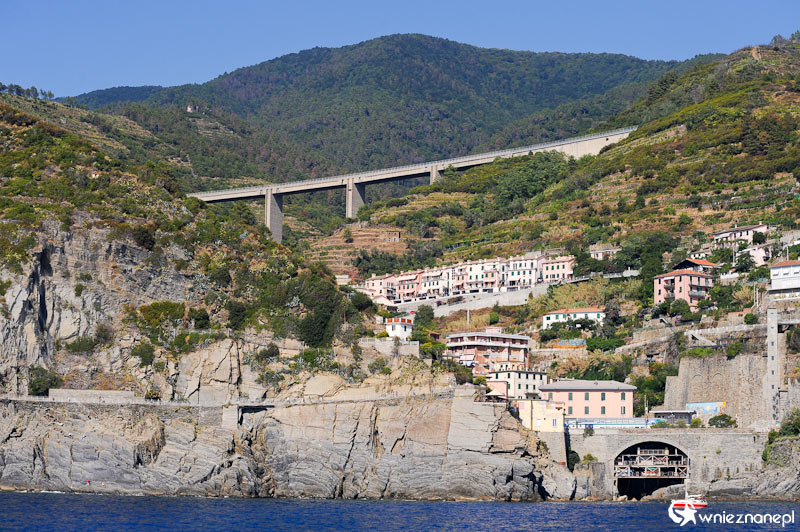Cinque Terre. Miasteczko widziane od strony morza.  - foto: wnieznane.pl