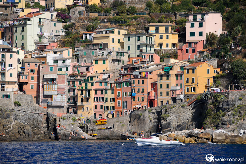 Cinque Terre. Riomaggiore widziane od strony morza.  - foto: wnieznane.pl
