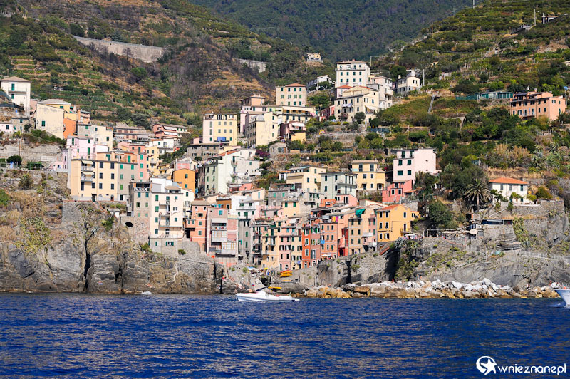 Cinque Terre. Riomaggiore widziane od strony morza.  - foto: wnieznane.pl