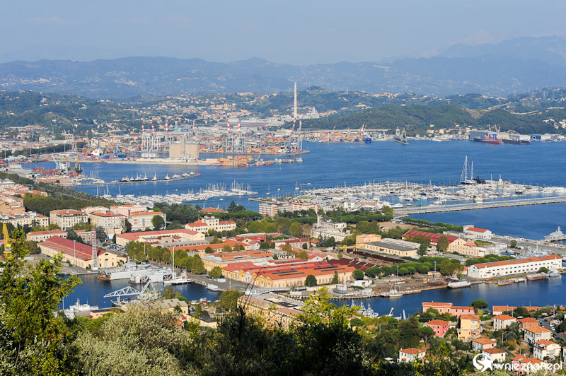 Miasto La Spezia widziane z góry.  - foto: wnieznane.pl