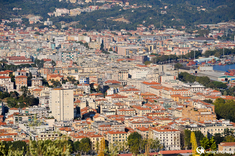 Miasto La Spezia widziane z góry.  - foto: wnieznane.pl