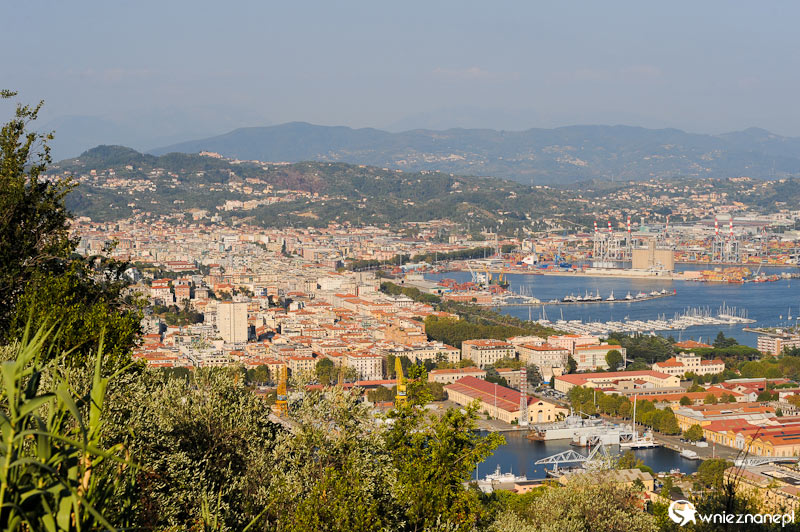 Miasto La Spezia widziane z góry.  - foto: wnieznane.pl