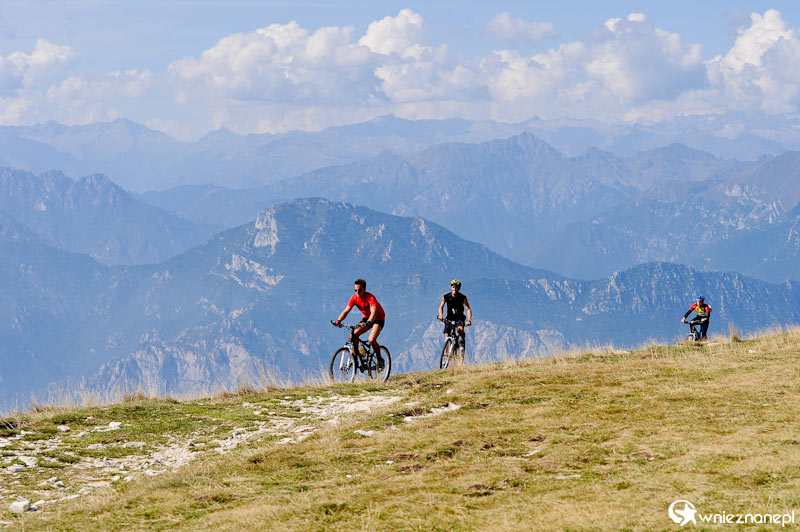 Ludzie nad przepaścią... Nad Jeziorem Garda (Lago di Garda). Widok ze szczytu Monte Baldo.  - foto: wnieznane.pl